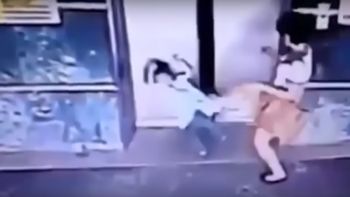 Salvó a su hija con una milagrosa patada en Malasia Salvó a su hija con una milagrosa patada en Malasia