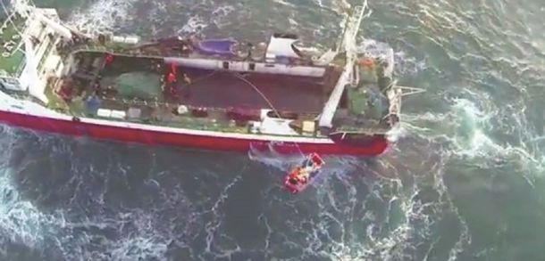 De película: así rescataron a un tripulante de un barco