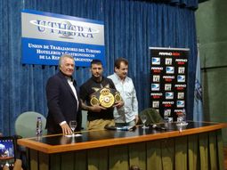 Con un campeón mundial al lado