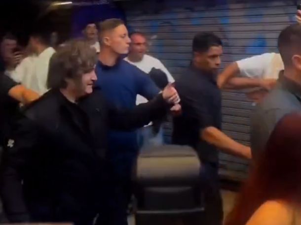 Hijo de puta, hijo de puta: los insultos que recibió Javier Milei a la salida del teatro en Mar del Plata