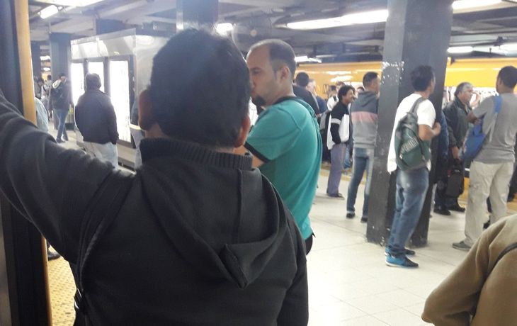 Una trabajadora se sentó en las vías de la línea C y paró el servicio por casi dos horas