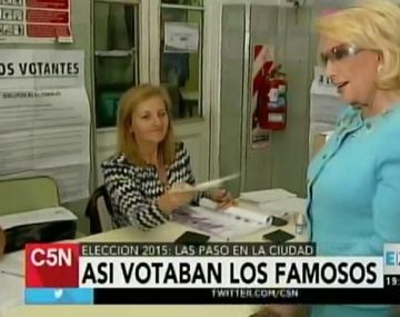 A Mirtha Legrand la filmaron en el cuarto oscuro mientras votaba