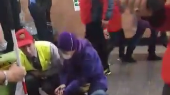 video: agredieron a un ciego en el subte de santiago de chile video: agredieron a un ciego en el subte de santiago de chile