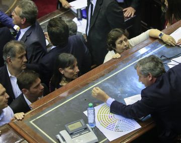 Emilio Monzó con diputados en la fallida sesión