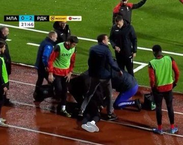 Serbia: un DT se desplomó en pleno partido y murió camino al hospital