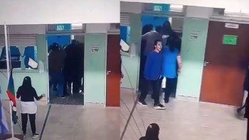 brutal ataque a una maestra en neuquen: una madre la golpeo delante de alumnos y podria ir presa