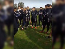 VIDEO: La barra disidente de Chacarita visitó a los jugadores previo al cruce con Atlanta