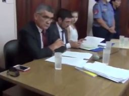 Tranquila, inmóvil y sin decir una palabra: el video de Nahir en la audiencia