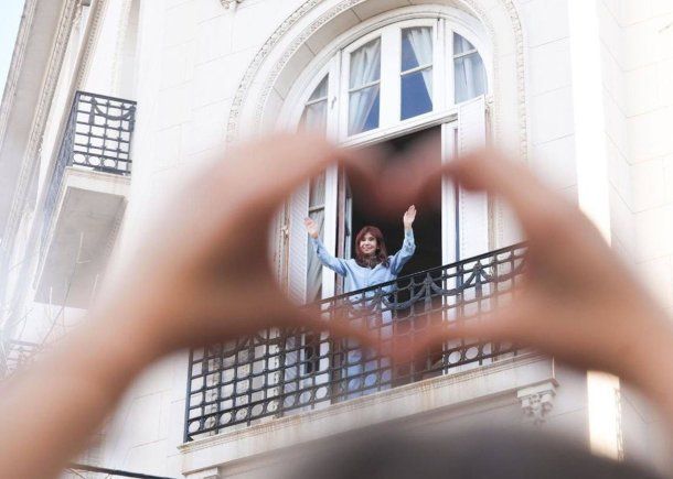 Previo a la marcha universitaria, Cristina Kirchner salió al balcón a saludar a los estudiantes