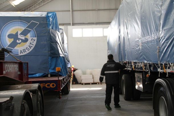 ¿Cómo se trasladó el satélite Arsat 2 hasta las Guayana Francesa, donde despegó?