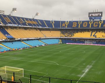 Bombonera: las banderas de Boca están media asta por la muerte de los hinchas en Lobos