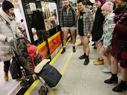 Neoyorquinos viajan en subte sin pantalones como parte de un evento mundial Neoyorquinos viajan en subte sin pantalones como parte de un evento mundial