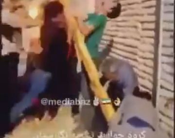 VIDEO: Todo por tratar de arreglar un poste de luz