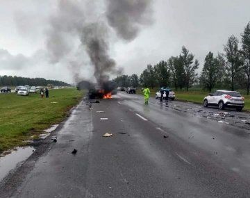 Impresionante choque múltiple en Ruta 9: un auto se incendió y hay tres muertos