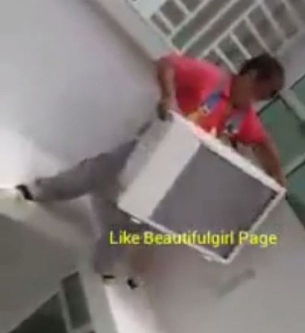 Profesión de riesgo: instala aire acondicionado a 30 pisos de altura sin seguridad