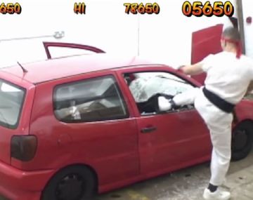 Un joven recrea Street Fighter y destruye su auto a los golpes