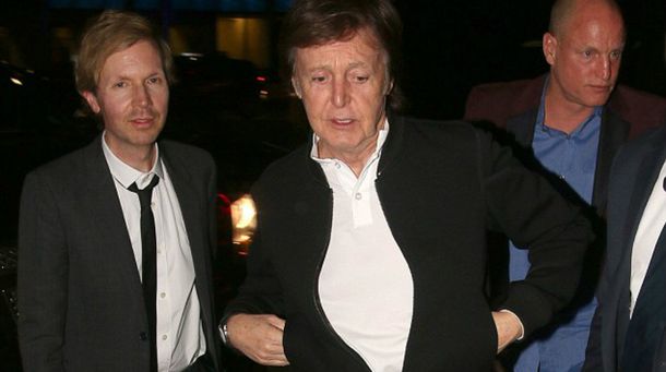 Sin la ayuda de sus amigos: sir Paul McCartney se quedó afuera de una fiesta