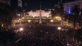 Fanáticos de Indio Solari colmaron Plaza de Mayo tras su muerte. Fanáticos de Indio Solari colmaron Plaza de Mayo tras su muerte.