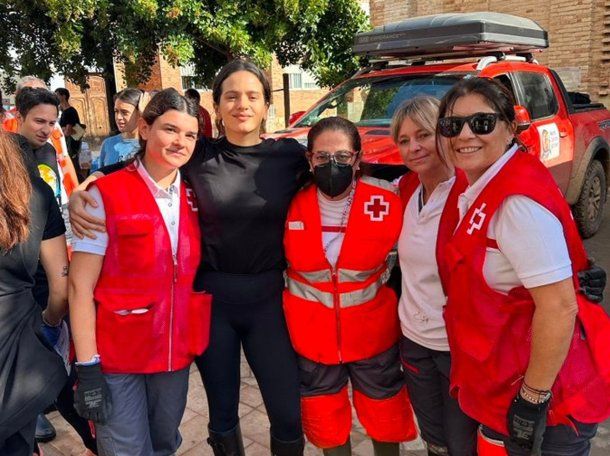 Rosalía presente: estuvo en Valencia brindando ayuda a los afectados por la DANA