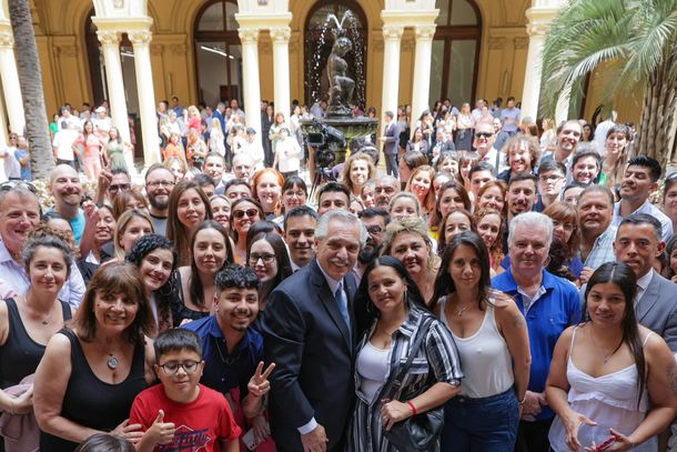 Alberto Fernández brindó con los trabajadores de Casa Rosada: Por la unidad y por una Argentina igualitaria