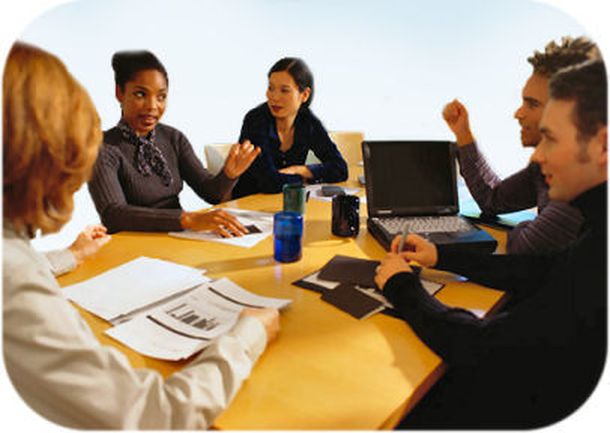 Informes privados prevén que las empresas recortarán personal en los próximos meses