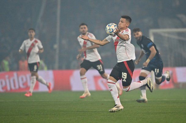 Liga Profesional: Independiente Rivadavia le ganó sobre la hora 2-1 a River, que no pudo acercarse a Vélez