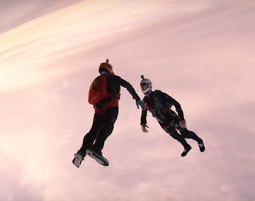 Espectacular salto de dos paracaidistas