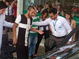 Ruschel es el primer sobreviviente en volver a su casa Ruschel es el primer sobreviviente en volver a su casa