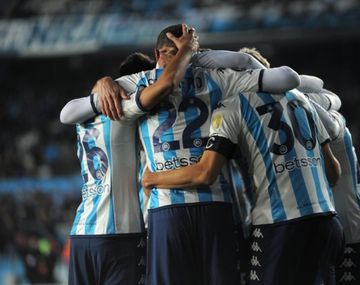 Racing se floreó y goleó a Ñublense para pasar a octavos de final como líder