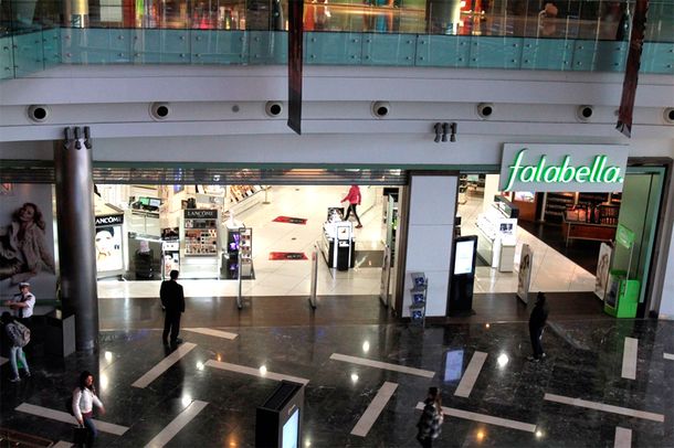 Piden indagar al dueño de Falabella por trata de personas