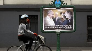 mariotto critico el afiche de insaurralde con el papa: nos complica mariotto critico el afiche de insaurralde con el papa: nos complica