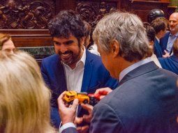 Tras el escándalo con DAlessandro, le regalaron una grúa de juguete a Felipe Miguel