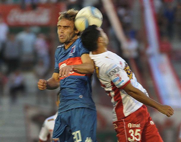 Tigre aprovechó el jugador de más y venció a Huracán