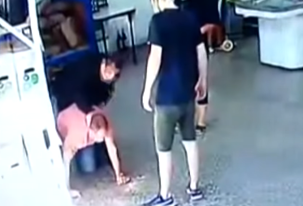 Policía que hacía guardia en un supermercado redujo y fracturó a un cliente de 80 años