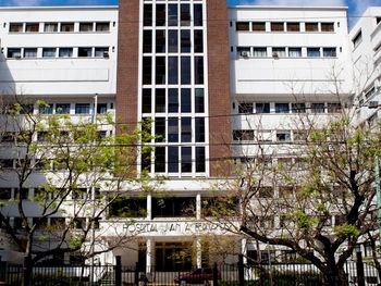 Un médico del Hospital Fernández tiene coronavirus y hay otros 18 profesionales aislados