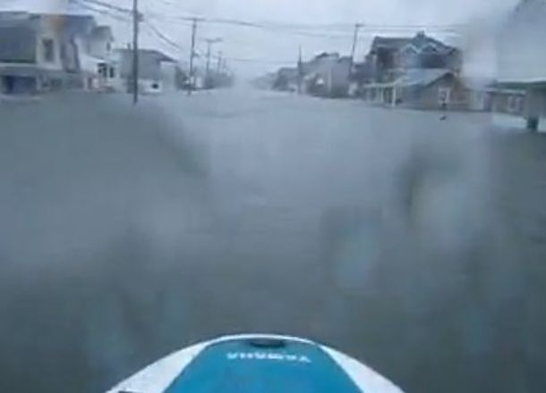 En jet sky por Nueva Jersey después del paso de Sandy