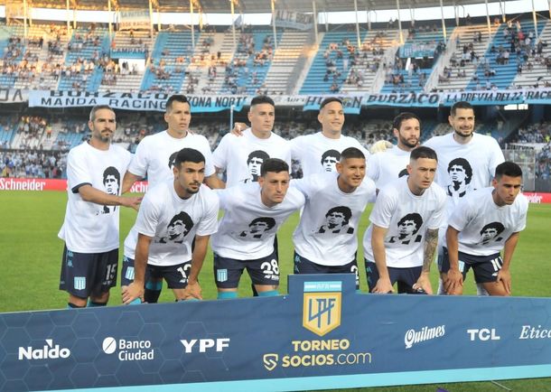 Racing le hizo el primer homenaje a Diego Maradona
