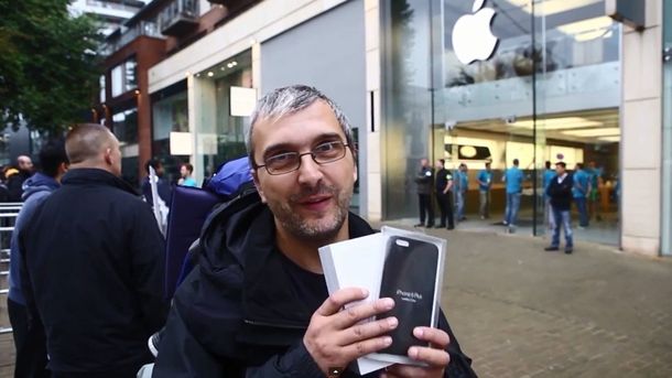 Romántico, un hombre hace 44 horas de cola para comprarle el IPhone a su esposa y reconciliarse