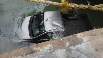 mar del plata: el viento arrastro a una camioneta que se hundio en el muelle mar del plata: el viento arrastro a una camioneta que se hundio en el muelle