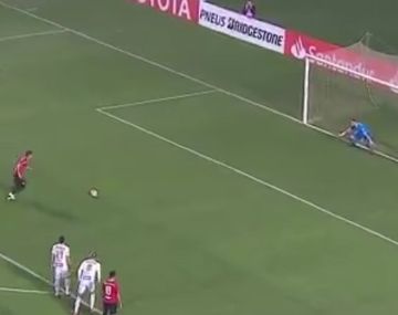 Maxi Meza desperdició un penal frente a Santos