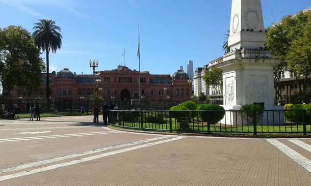 VIDEO: Sólo curiosos y policías en la Plaza de Mayo por la llegada de Obama
