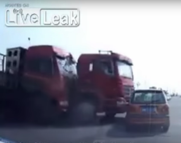 Dos camiones embisten a un auto y una moto