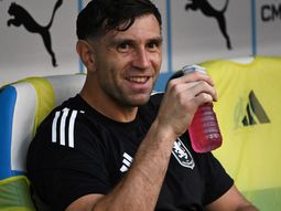 Dibu Martínez ausente en el triunfo de Aston Villa vs West Ham: el motivo