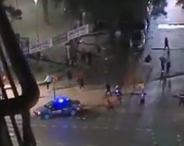 Feroz enfrentamiento entre barras de Defensores de Belgrano y la Policía