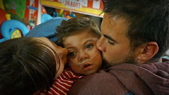 La difícil vida de Joaquín, un electrodependiente que paga por respirar La difícil vida de Joaquín, un electrodependiente que paga por respirar