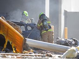 Una avioneta con cinco pasajeros chocó junto a un shopping en Asutralia Una avioneta con cinco pasajeros chocó junto a un shopping en Asutralia