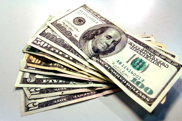 El dólar negro bajó dos centavos y el oficial cerró estable