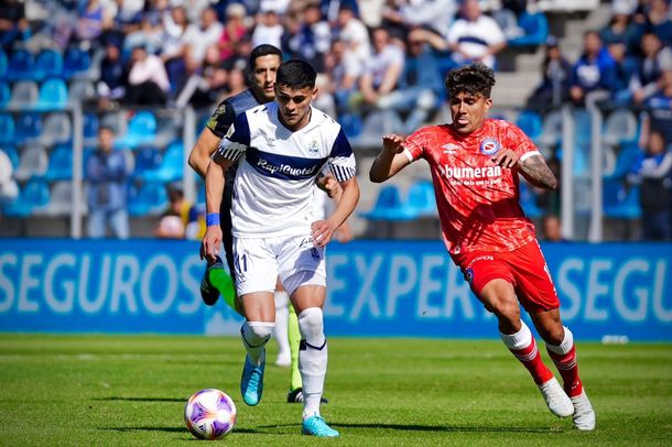 Gimnasia empató con Argentinos y se despidió de la lucha por el campeonato