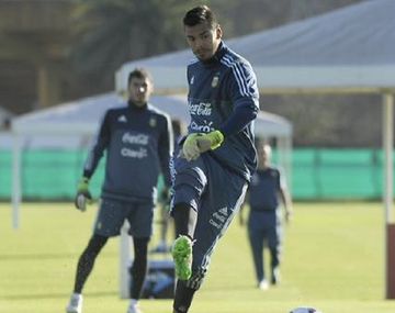 Sergio Romero entrenó con normalidad y sería titular ante Paraguay