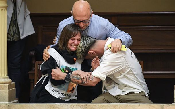 El llanto de la madre de Nicolás Deanna, fallecido por mala praxis, al sancionarse le Ley.